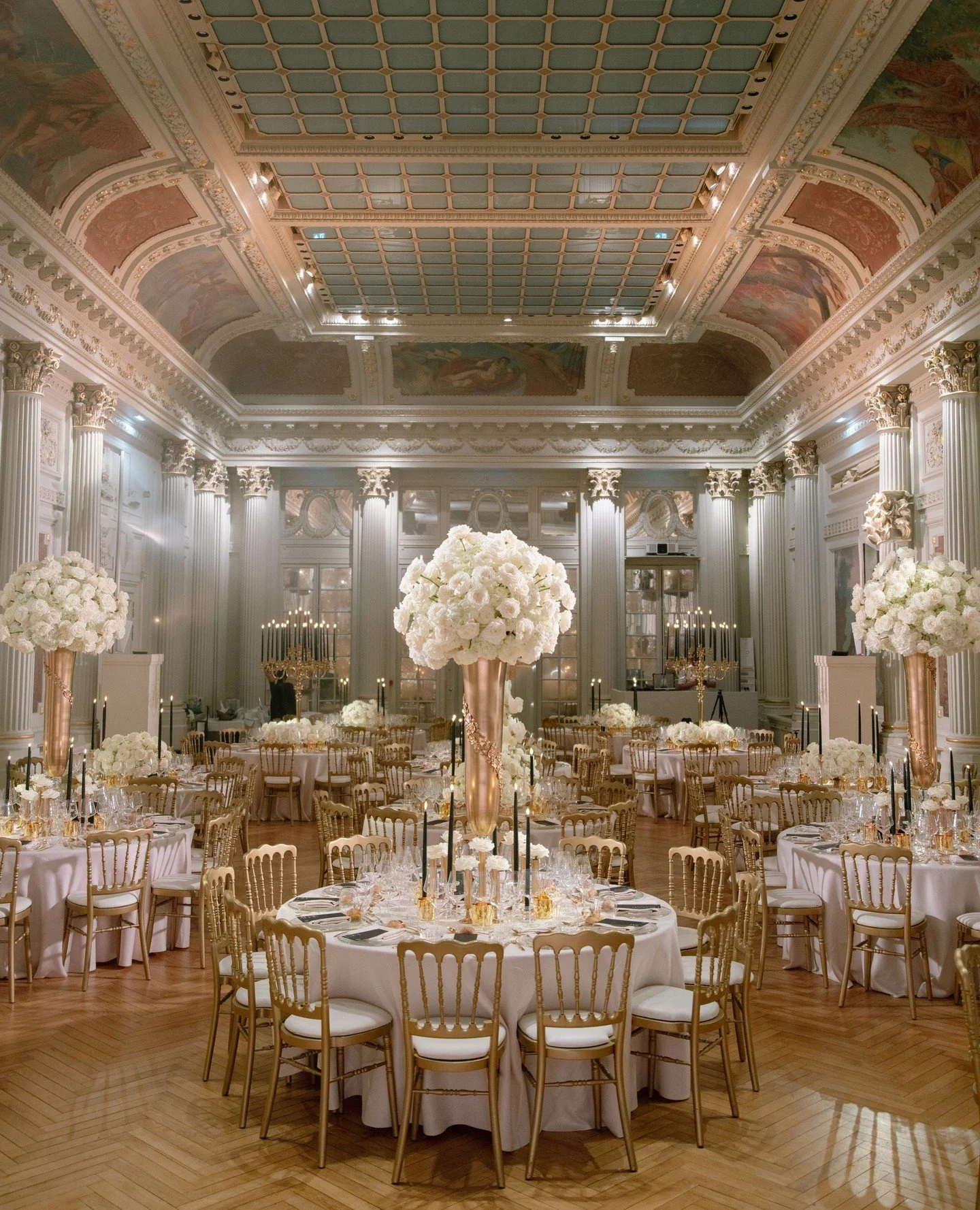 The tables were set - black, white &amp; gold - the perfect mix of drama and elegance 🖤⁠
⁠
⁠
⁠
Planner &amp; styling: @oliveskyevents⁠
Production: @pr_live_⁠
Entertainment: @naqentertainment &amp; @entourageofficial⁠
Photography: @divinedayphotograp