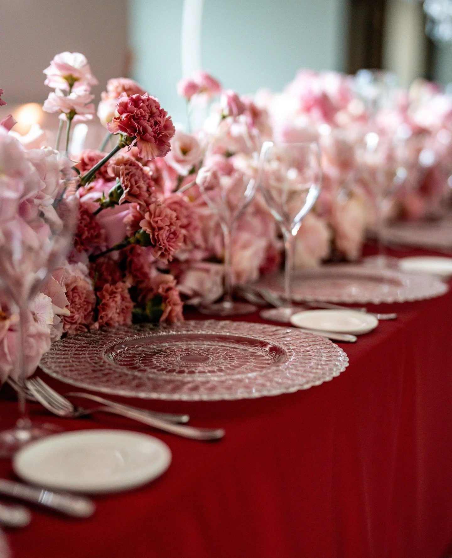 Three days on Lake Como began here ✨️⁠
⁠
Daniela &amp; Ben welcomed their closest family and friends to an intimate lakeside dinner filled with soft florals, candlelight and effortless elegance. This was only the beginning!⁠
⁠
⁠
Designer &amp; planne