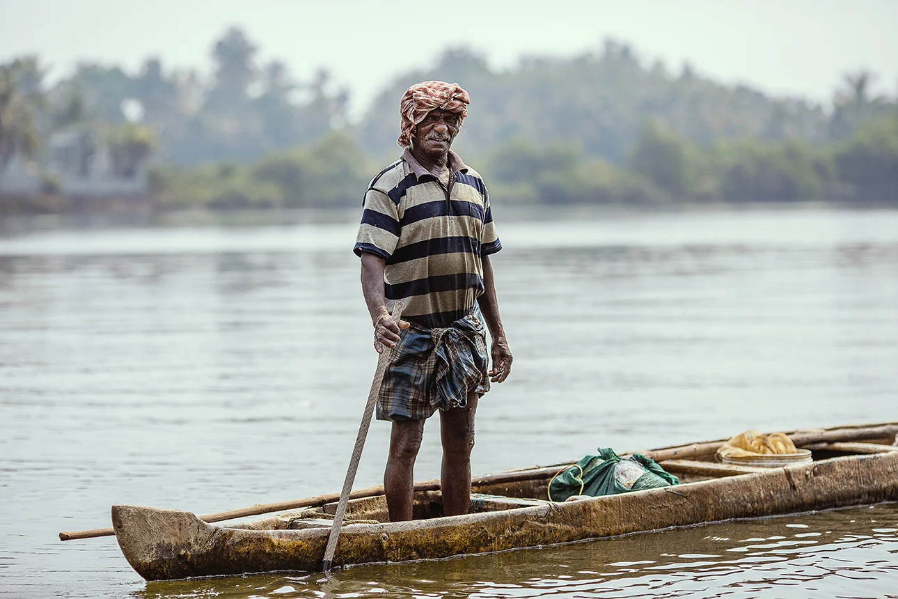fisherman_canoe_kerala_backwaters.jpg