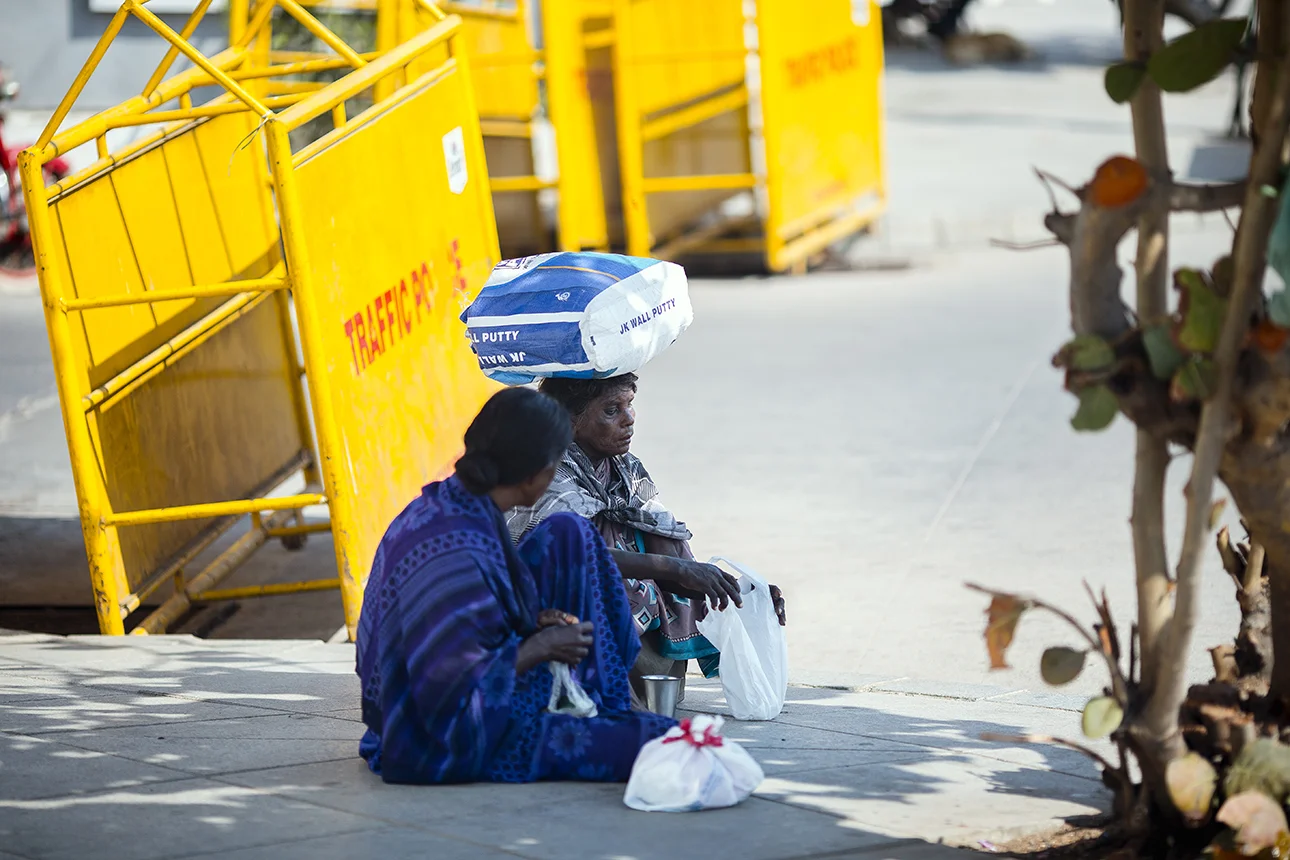 Pondicherry_women_sitting.jpg