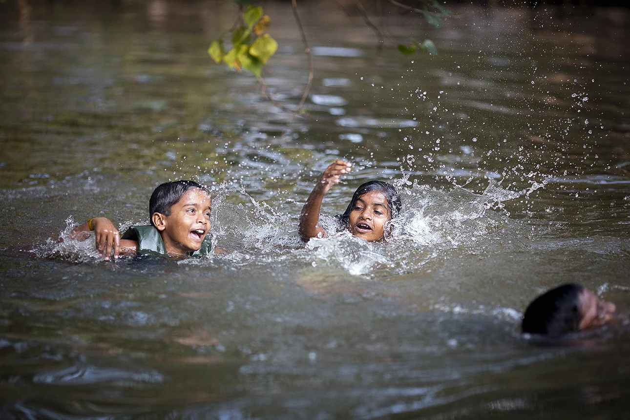kids_swimming_backwaters_001.jpg