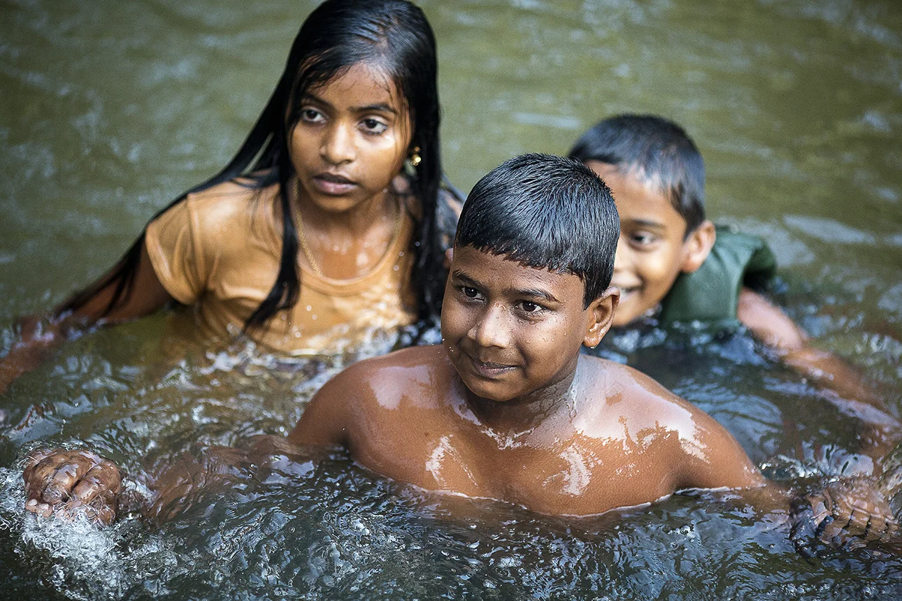 kids_swimming_backwaters_003.jpg