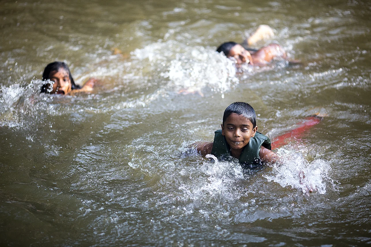 kids_swimming_backwaters_005.jpg