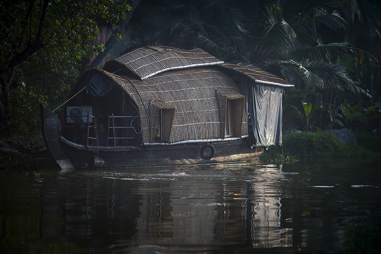 Houseboat_moored_backwaters_002.jpg