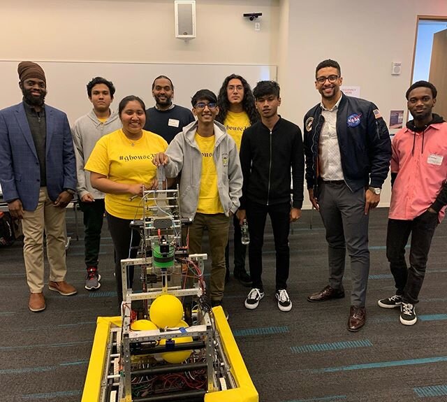 Hanging out with @mr.fascinate and @jthig57 at the @csforallnyc Men of Color Lunch and Learn! Ignore the robot. Nothing to see here!
#omgrobots #frcnyc2020 #frc2020