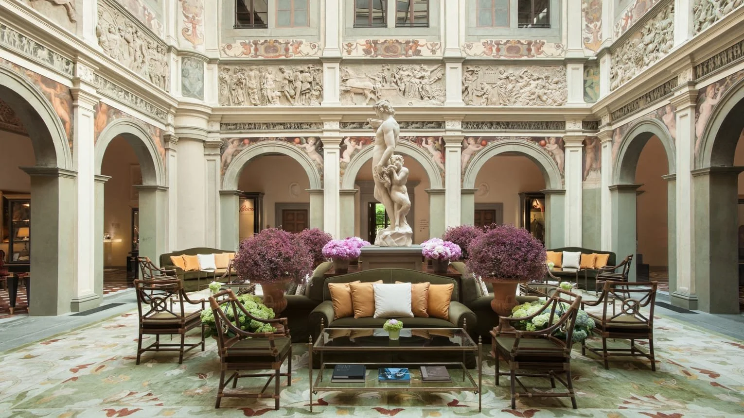 LIVE LIKE A FLORENTINE NOBLE