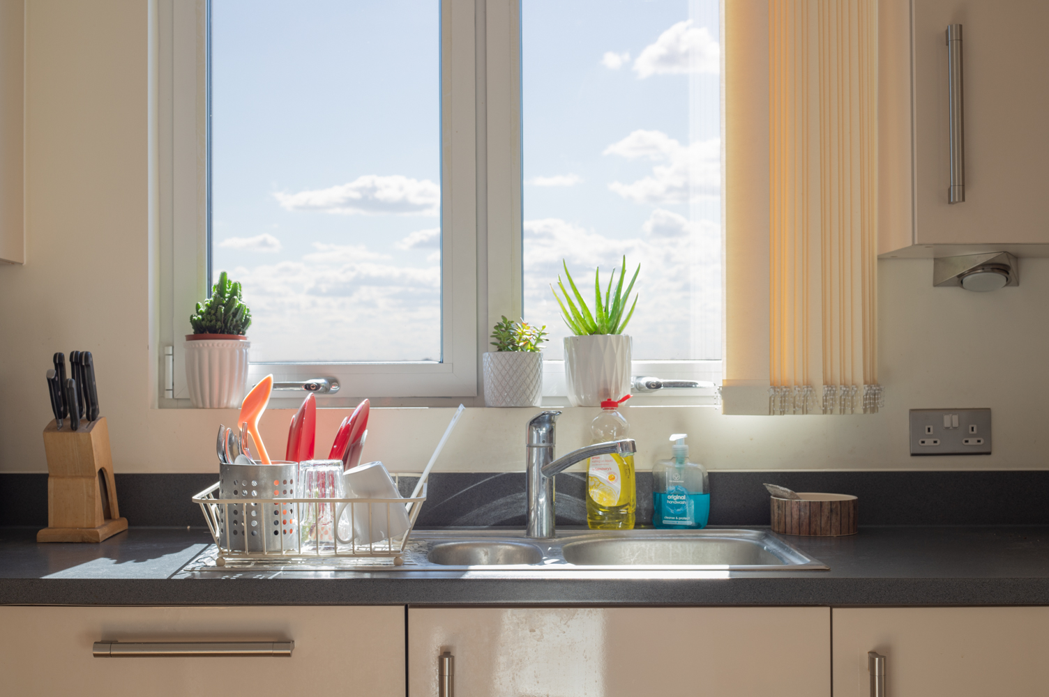 Window with unblocked view