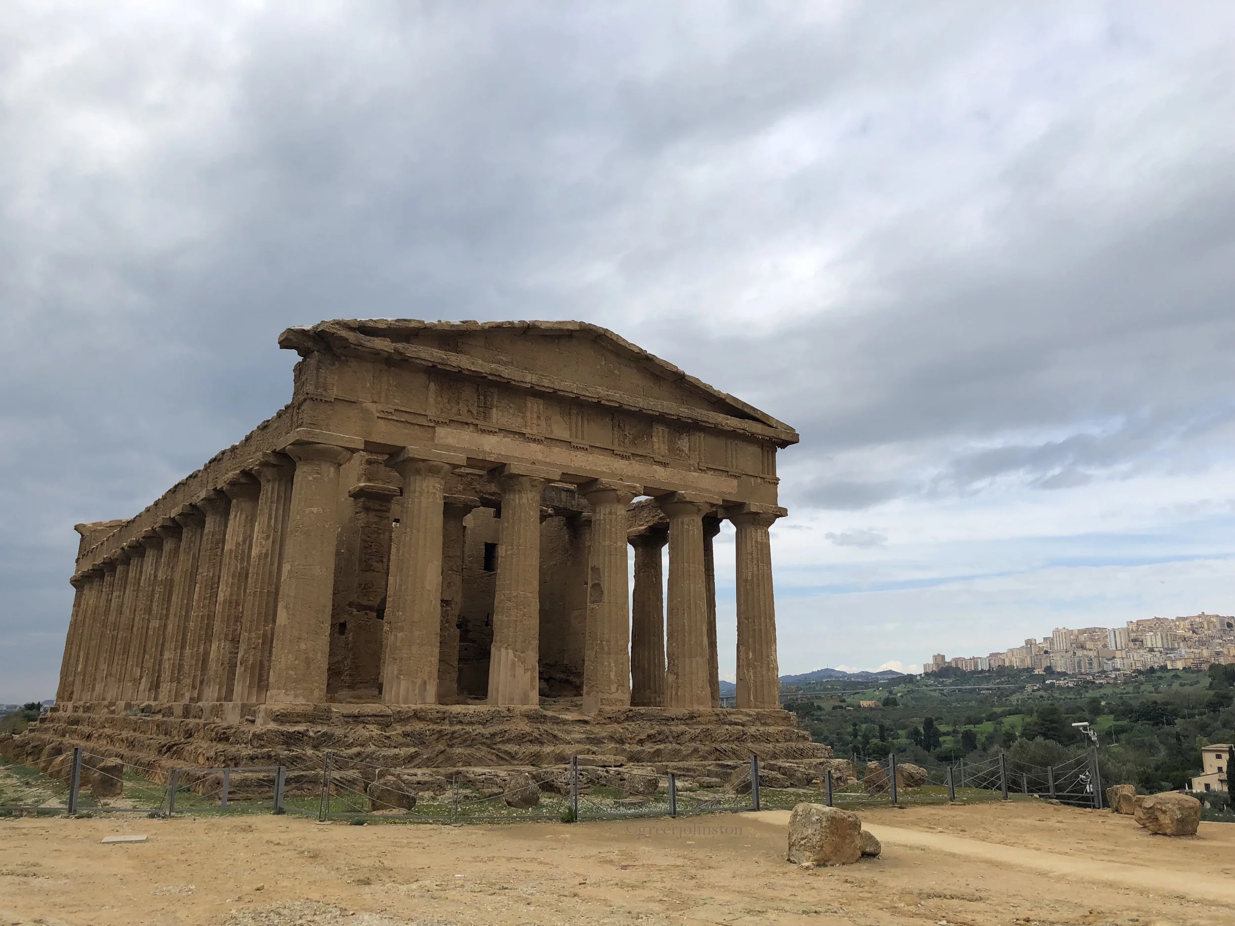The stunningly well-preserved Tempio della Concordia, and modern-day Agrigento in the background