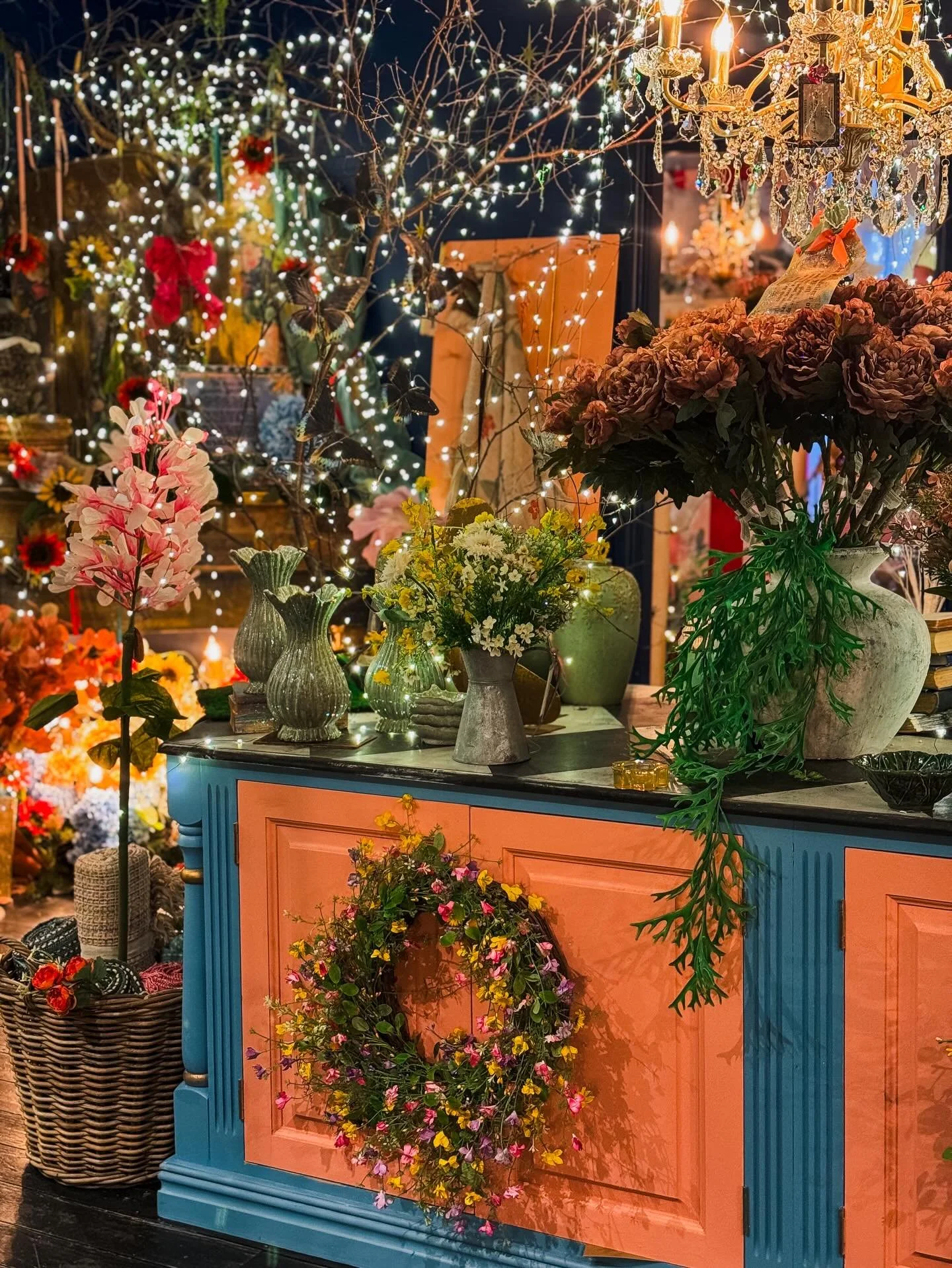 Spring has arrived at Prim ✨ Mama Mowse has been busy with her flower arrangements too, just in time for Mothers Day&hellip;.✨🌸🌻