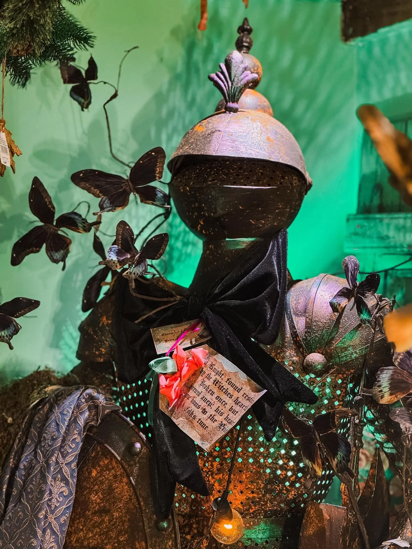 The new butterflies have taken a liking to the knight, standing watch in the Way of Whispers&hellip;🦋🦋