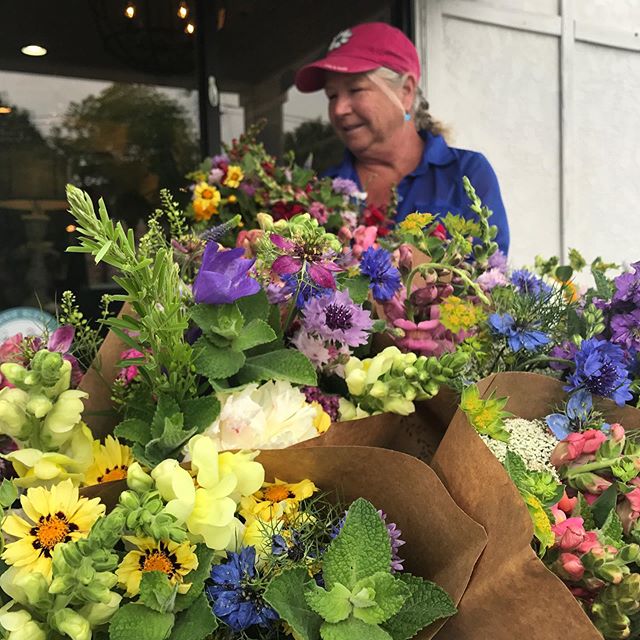 Setup @paintedhousetn today from 3-5pm for your weekly flower fix!