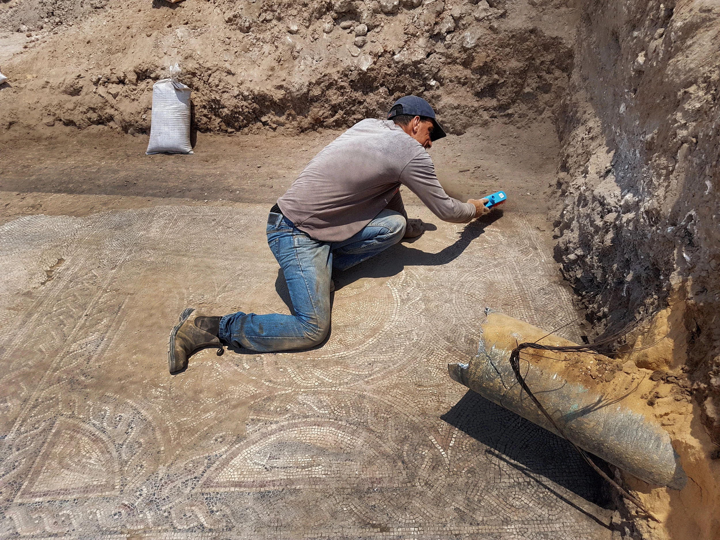 Uncovering the mosaic. Photos: Amir Gorzalczany