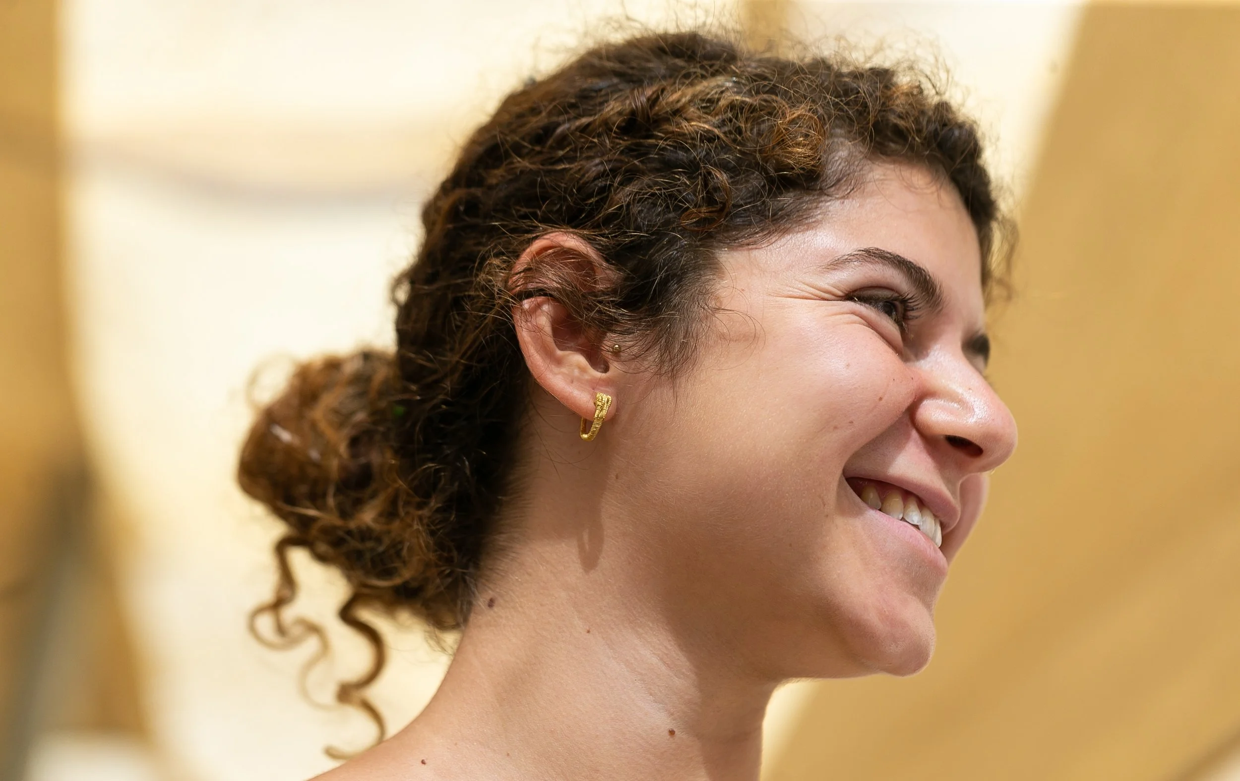 The gold earring belonged to an upper class man or woman in Jerusalem. Photo : City of David