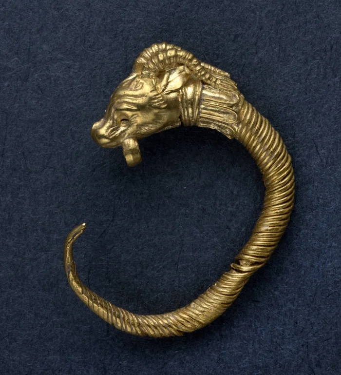 Studio images of the earring. Photo : Clara Amit, IAA.