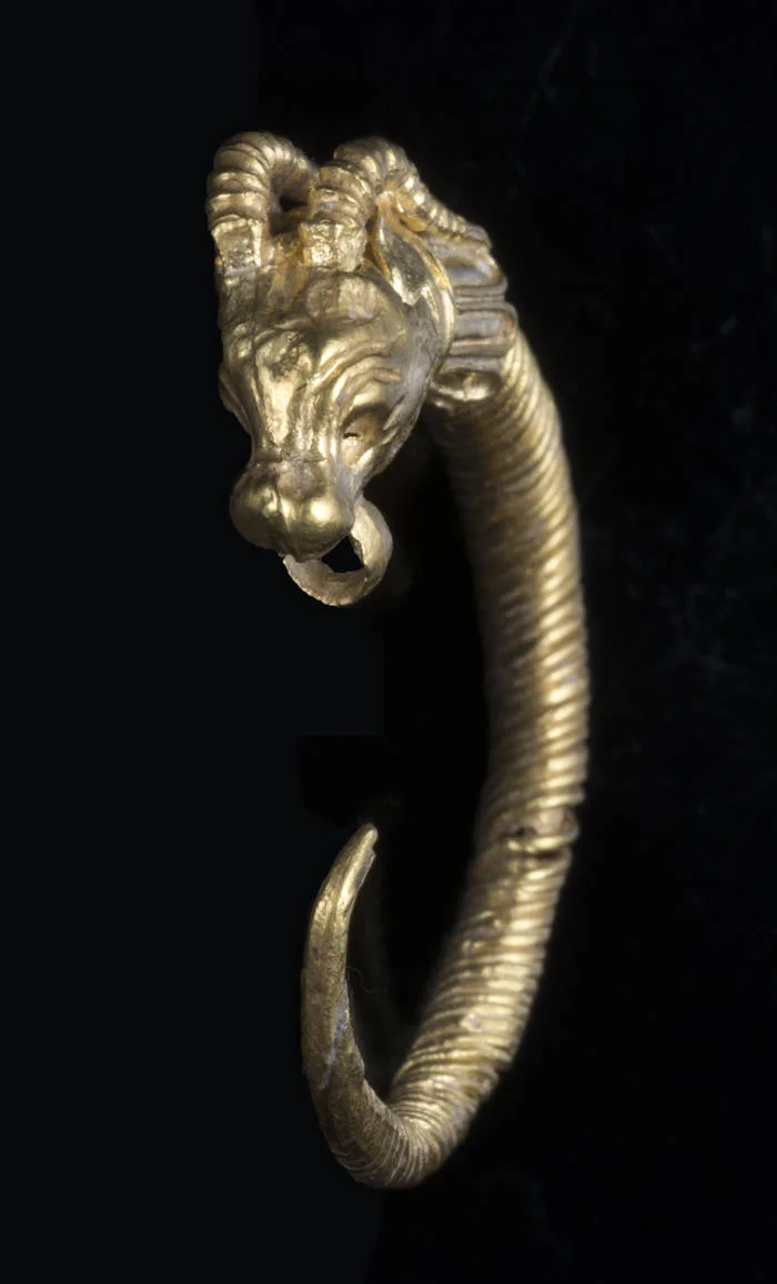 Studio images of the earring. Photo : Clara Amit, IAA.
