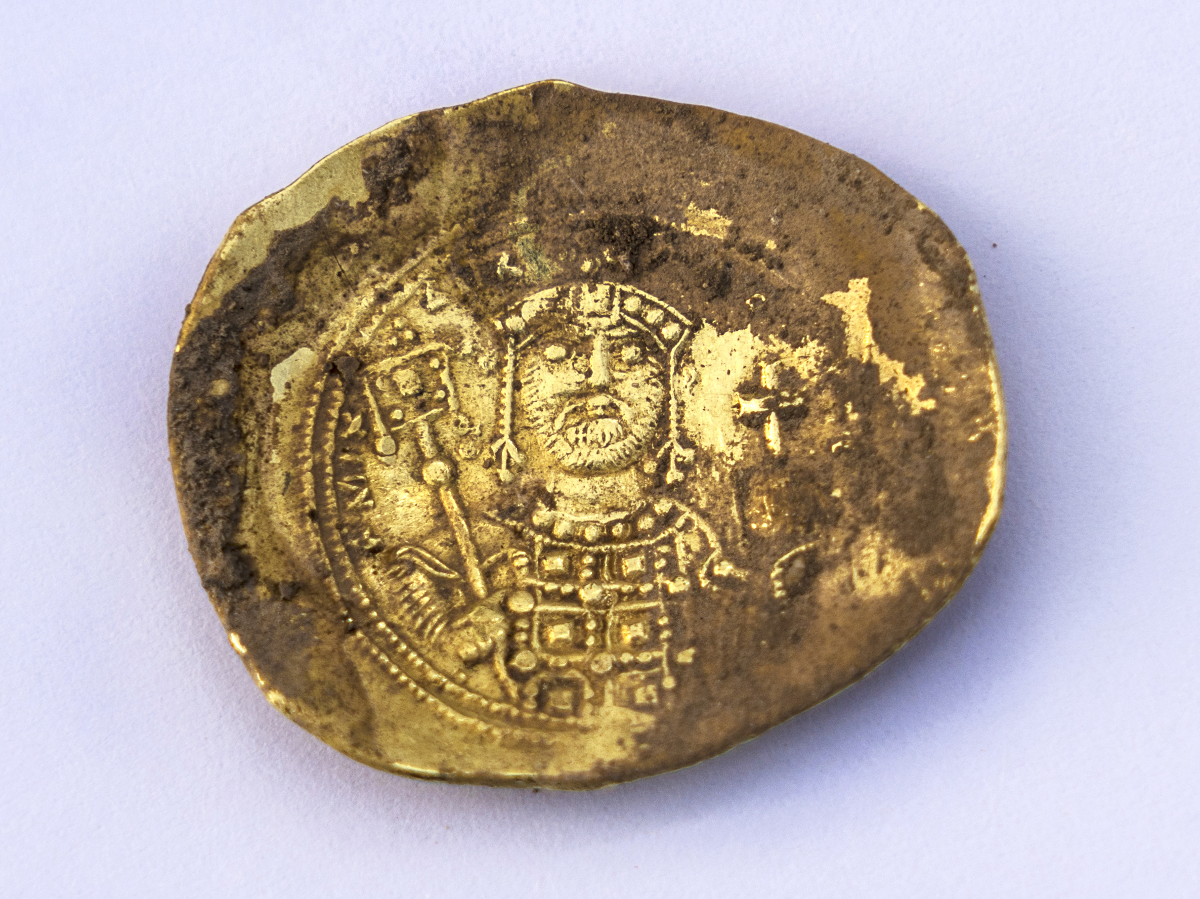  Convex-shaped gold coin “nomisma histamenon” of the Byzantine emperor Michael VII Doukas (1071 – 1079 CE).  Photo: Yaniv Berman,  courtesy of the Caesarea Development Corporation 