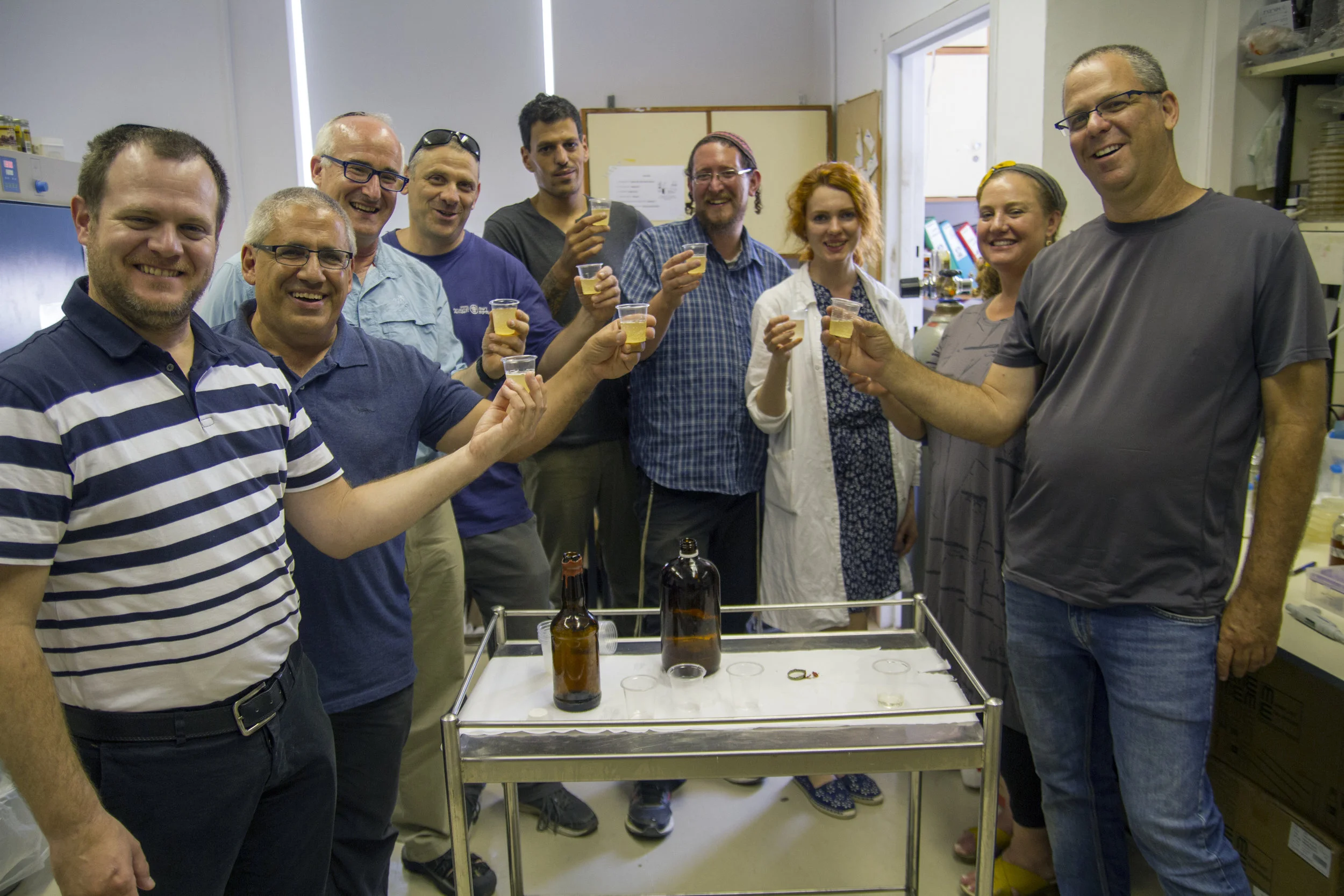The team of researchers with old-new beer bottles manufactured in laboratories. Photo: Yaniv Berman, courtesy of the IAA.
