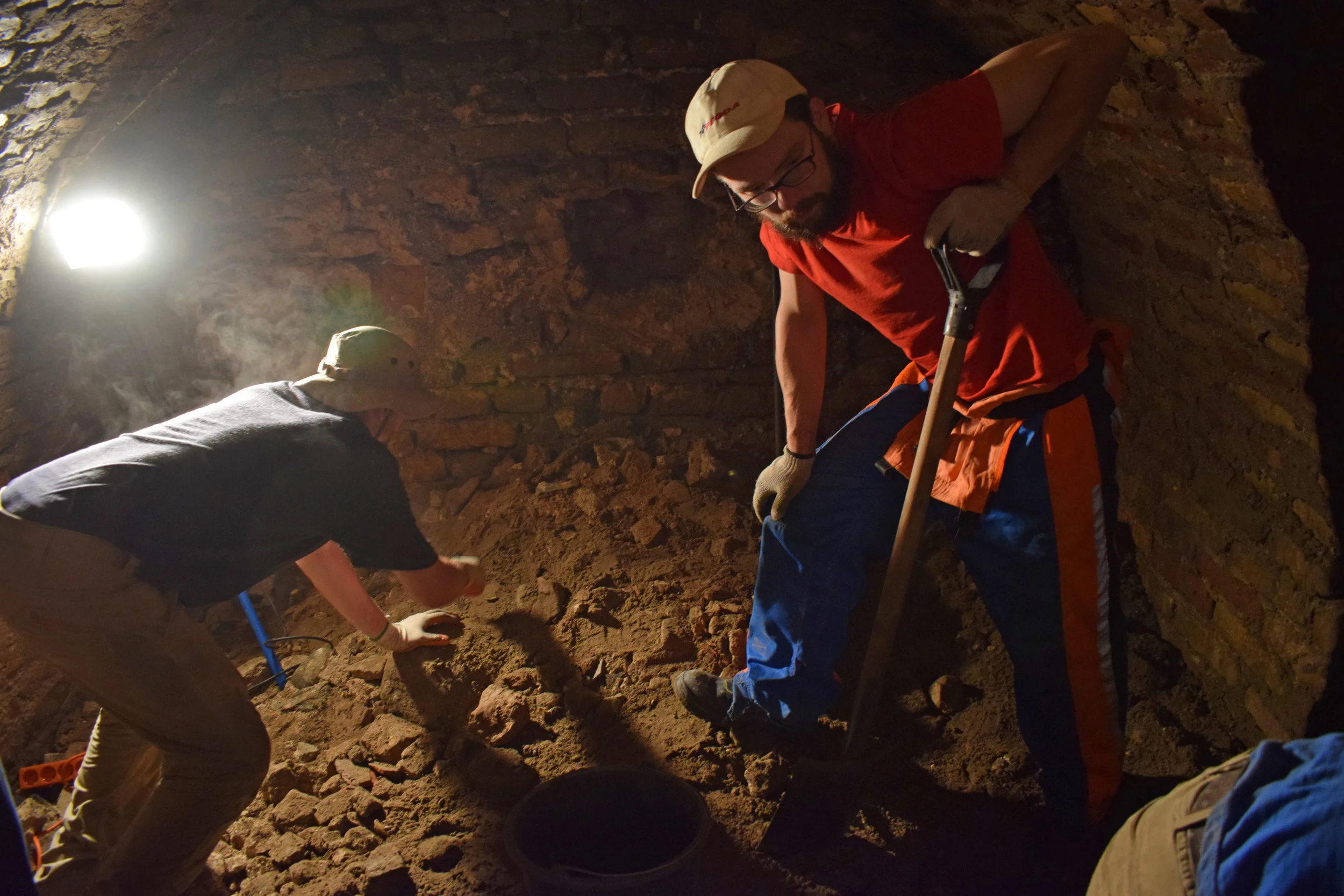 Discovering the basement of the synagogue