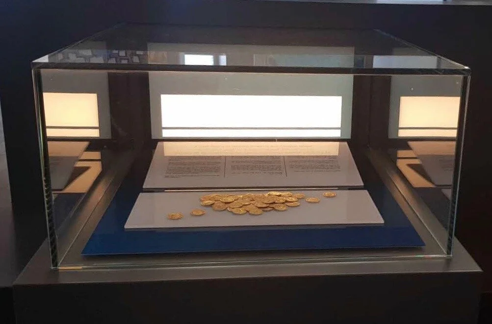 Display at the Bank of Israel. Photo: Courtesy of the Israel Antiquities Authority.