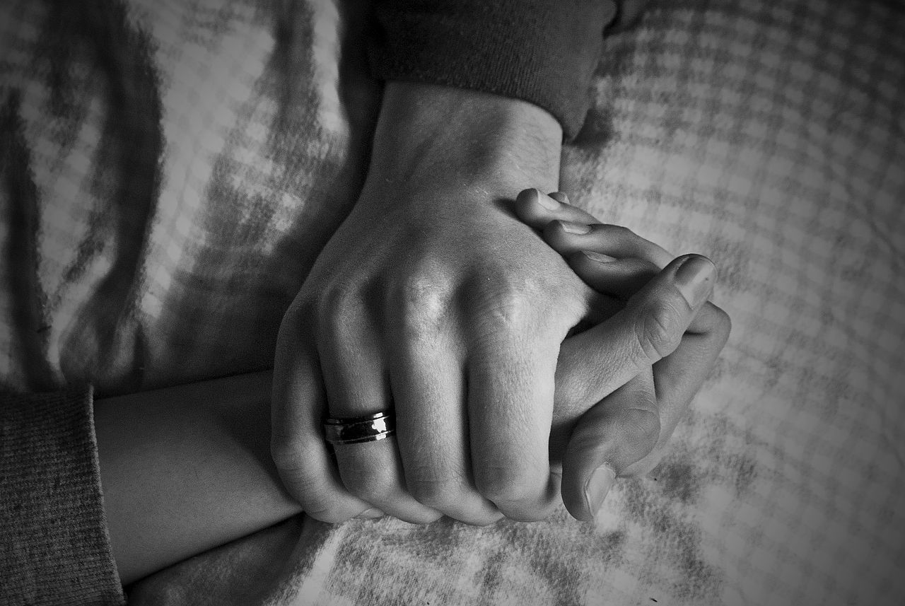 Hold_hands.jpg