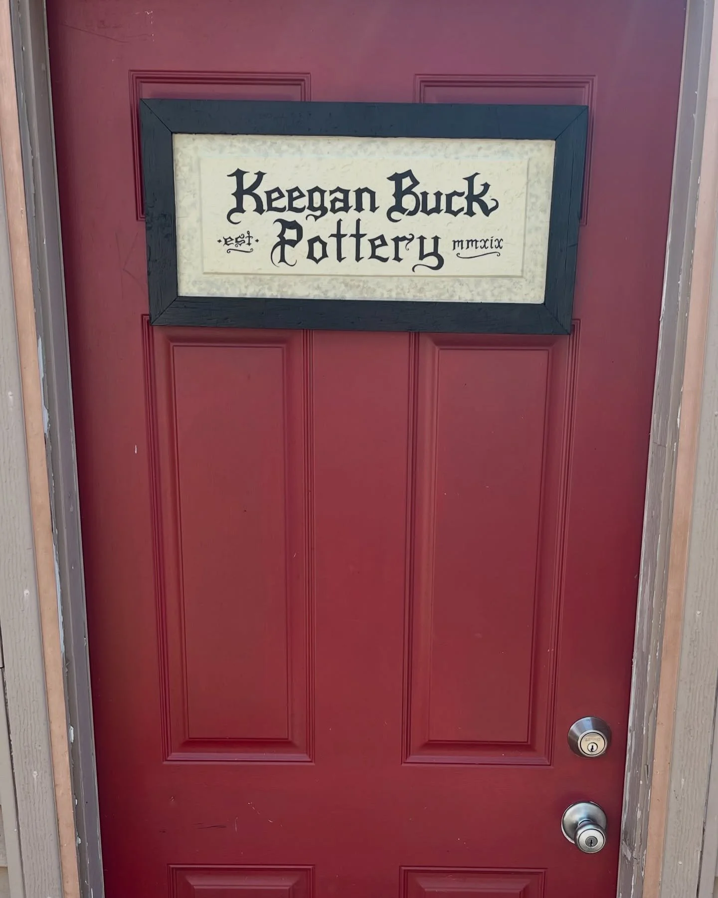 Today's the big day!! If you have any trouble finding the studio just DM me!
See you today 10-4pm! 

My wonderful Aunt Heidi made me a fantastic new sign for my studio!

#pottery #handmadepottery #ceramics #potterysale #artsale #localartist