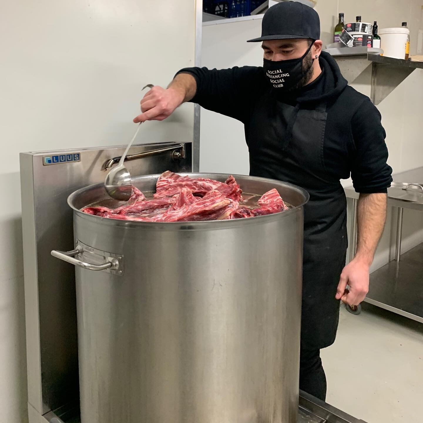 Now that's a pot! The amazing Moe is getting a new batch of our legendary bone broth on the go. ⠀
⠀
You can add our Organic Beef or Chicken bone broth to your next pick up order, select it as part of your online order for home delivery or find it at 