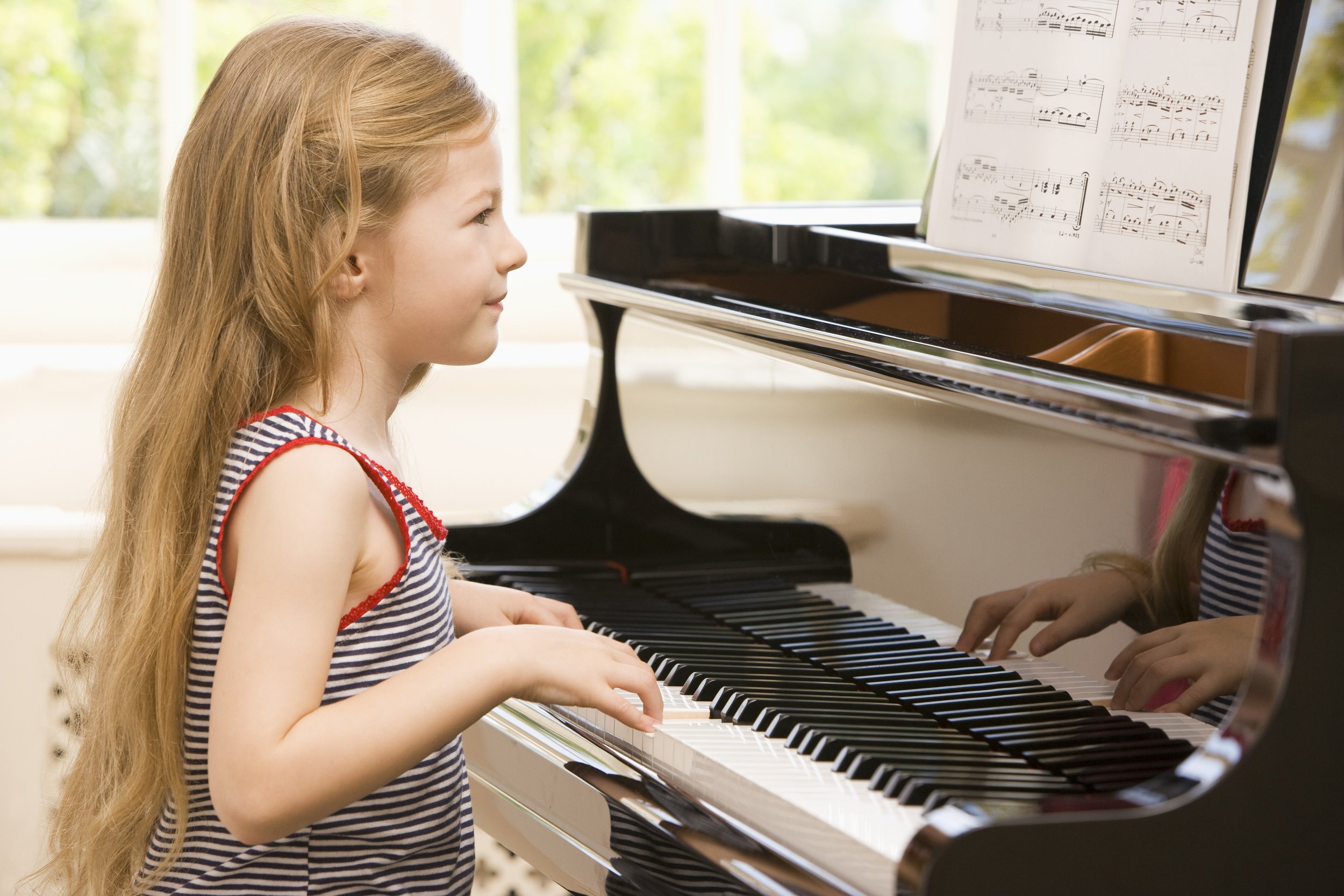 Играют на пианино современные песни. Фортепиано для детей. Дети в музыкальной школе. Дети играющие на музыкальных инструментах. Девочка в музыкальной школе.