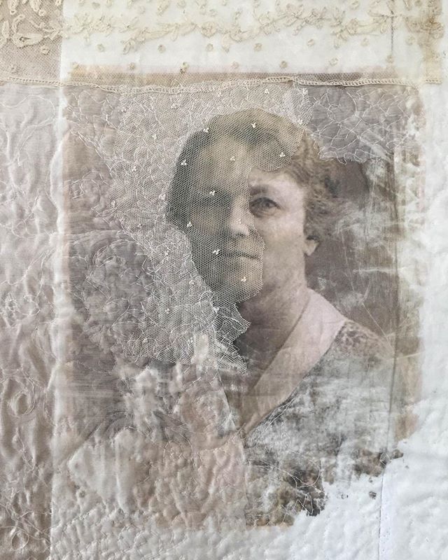 Textile portret of my great-grandmother. Lace, free machine stitching, feltwork. She was an amazing woman. A true sufragette. Fighting for womens votingright in 1912. Textile piece part of my exhibition in Semarang/Java/Indonesia. #textileart #portre