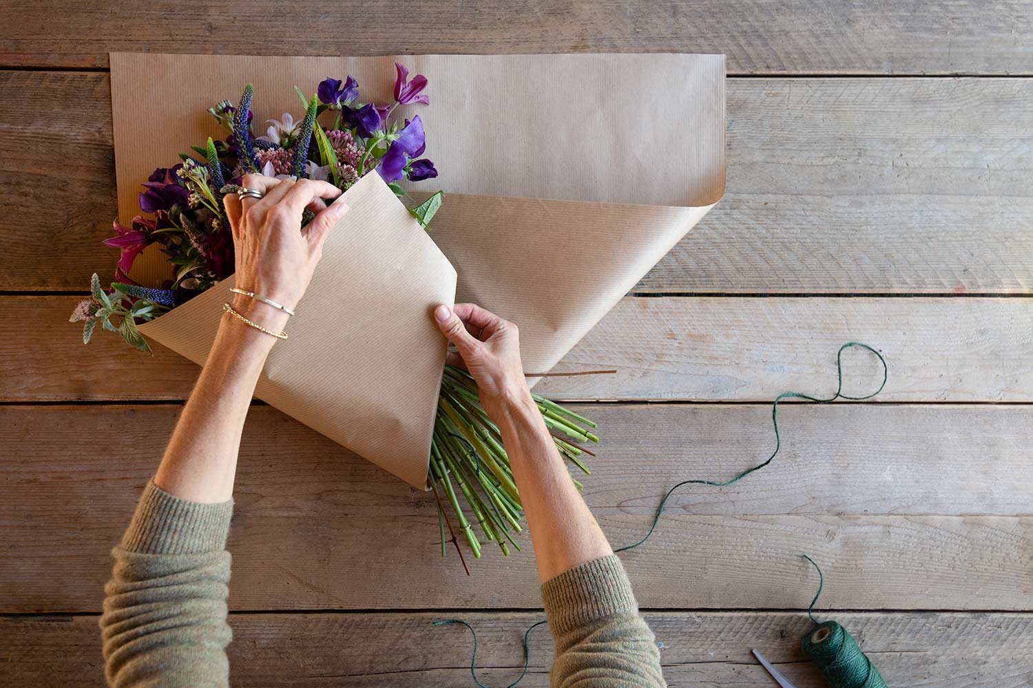 HOW I WRAP BOUQUETS IN PAPER, KRAFT / BROWN PAPER BOUQUET WRAPPING, FLOWER  PACKAGING