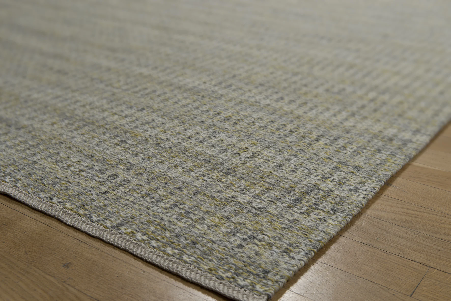 Alice Lund var en funktionalist med textil som uttrycksmedel. En konstnär som såg möjligheterna i det avskalade, som alltid fann kärnan i vad som är vackert och som aldrig lät sig förföras av det som var ogenomtänkt. Det viktigaste var att skapa en vacker helhetsmiljö där textilierna skänkte skönhet och förstärkte rummets själ. Dessa tankar om formgivning, kvalitet och funktionalism leder ateljéns arbete än idag. Foto: Rosengångsmattan “Lundmattan” i en skiftande färgställning. Vävd av Ebba Bergström och Frida Lindberg 2014.
