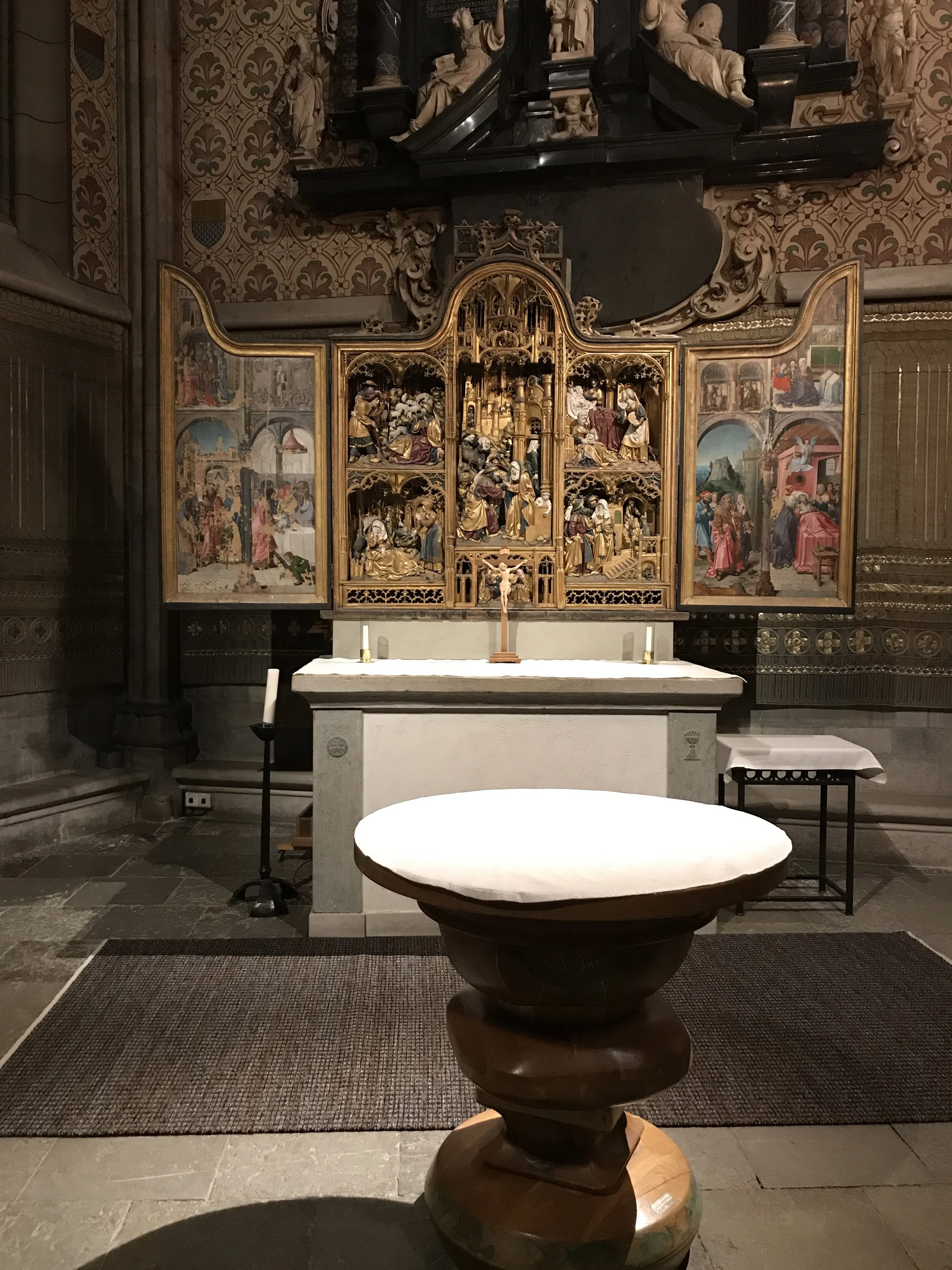  Kormatta i rosengångsteknik “Lundmattan” för Sturekoret i Uppsala domkyrka 2018.  Foto: Alice Lund Textilier AB 