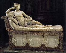 Venus Victorieuse sous les traits de Pauline Bonaparte Artiste: Antonio Canova (1757-1822) L’artiste exécuta cette sculpture à la demande du Prince Borghèse épousé par Pauline une année après la mort du Général Leclerc, son premier mari. La statue, toujours au palais de Borghèse à Rome, ne fut montrée au public qu’après la mort du Prince Borghèse. Malgré sa vie amoureuse mouvementée, Pauline Bonaparte fut la seule parmi ses frères et soeurs à demeurer fidèle à Napoléon jusqu’à la fin.