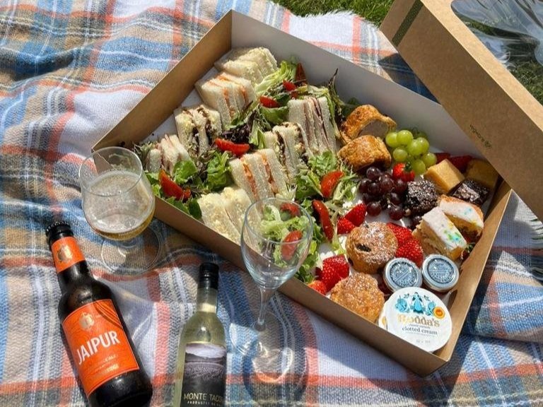 Afternoon tea picnic box