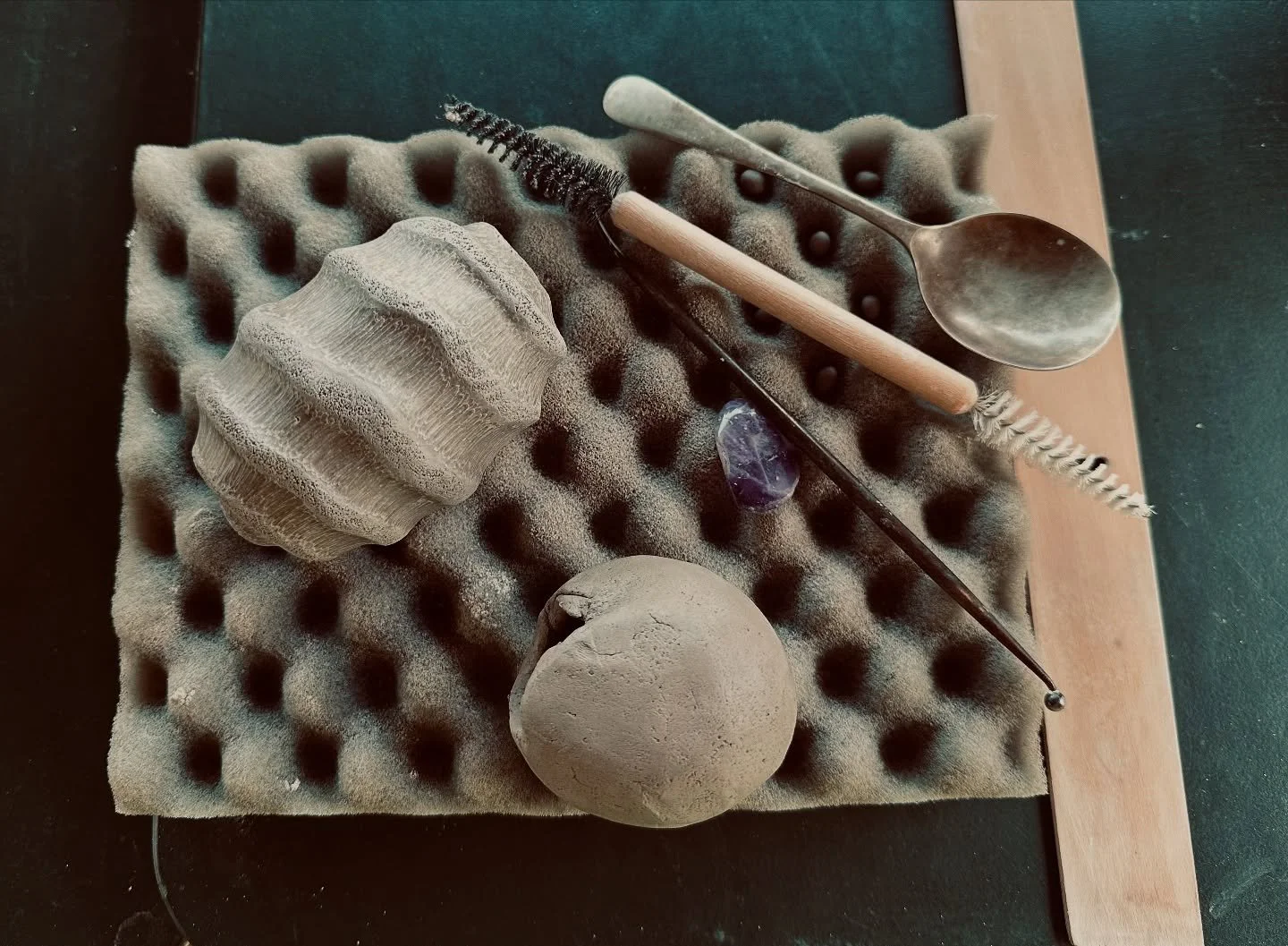 Stewarding @miserden with @cotswold_sculptors_association and passing the time making rattling seed pods.  Stunning exhibition here&hellip;

#seedpods #sculpture #art #cotswolds
