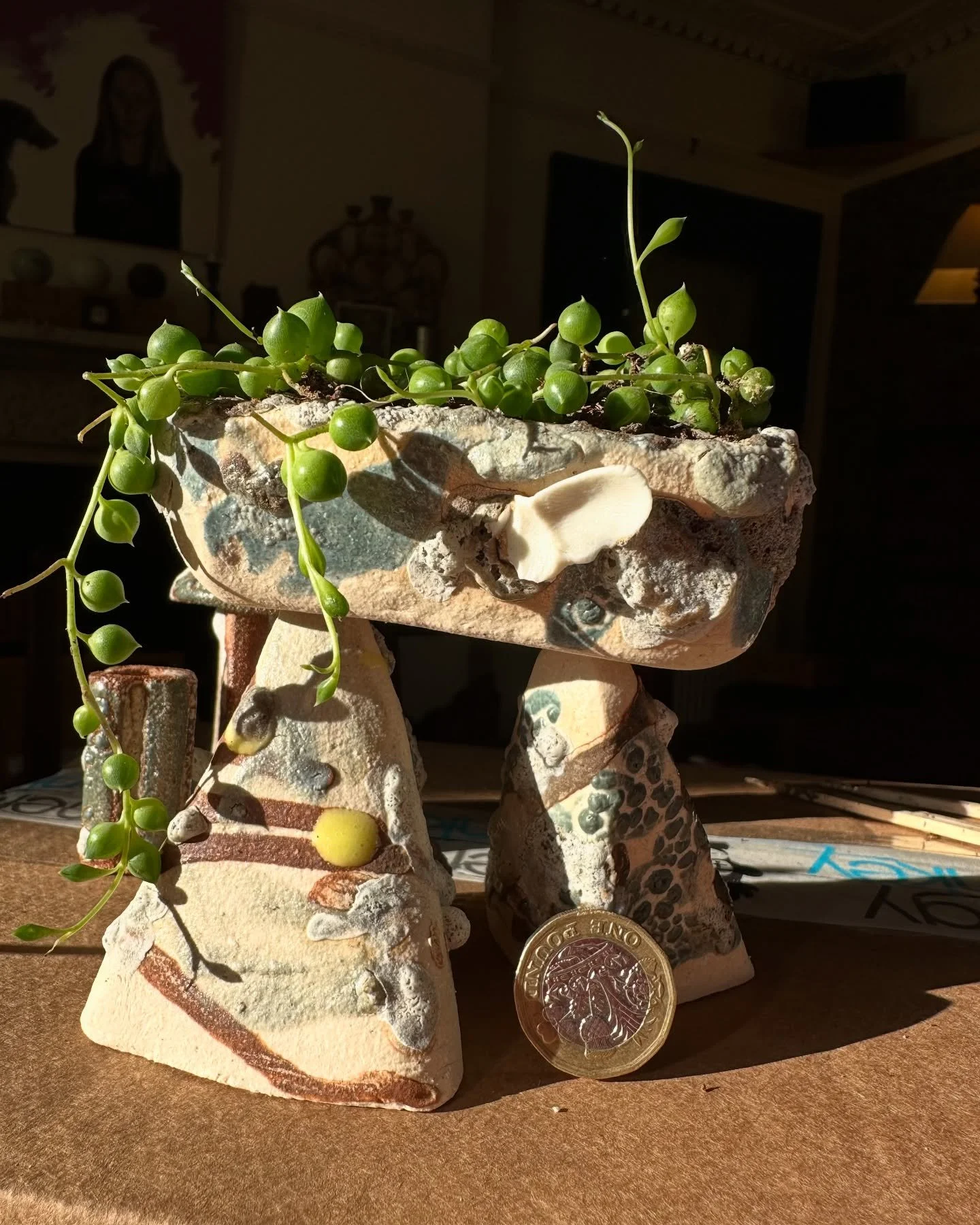 Think I may have been misleading as lots of folk seem to think Gaia&rsquo;s Cradles are enormous. New photos with a life size &pound;1 coin for comparison!  They are wee&hellip;. 🤣
10-14th September #craftsaliveatrodmartonmanor2025 @glosguild