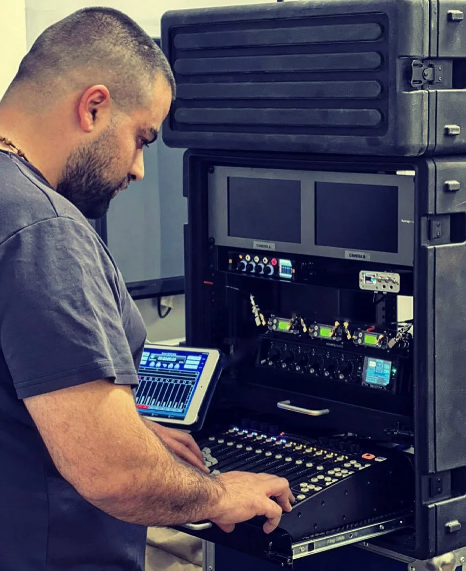 Before anything else, preparation is the key to success.
#theofficeksa #soon #tvseries #sounddevices #lectrosonics #skbcases #blackmagicdesign #aflamproduction #ziksmbk #sd688 #soundcart #soundmixer #production #productionsoundcart #productionlife #l