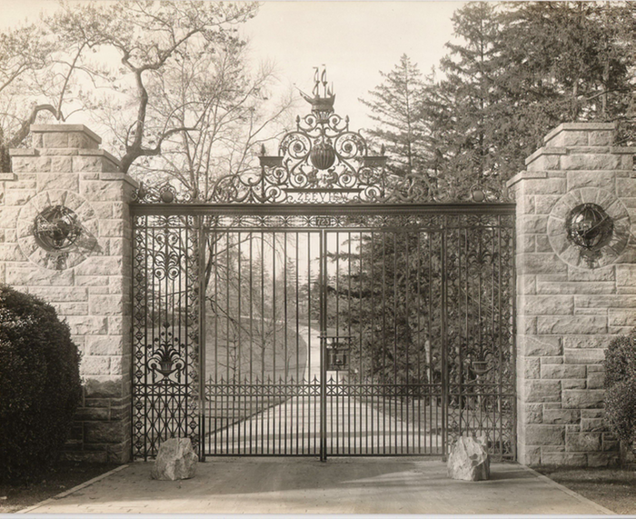 Bronze Main Entrance Gates to Zeeview .png