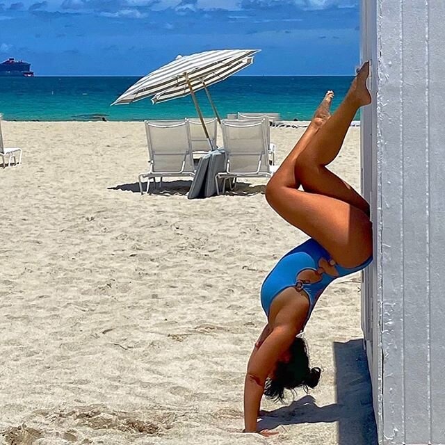 Zoom Yoga tonight (Wednesday) 630 pm EST send me a DM If you want to join! We are exploring eagle pose and internal rotation 🦅😊can&rsquo;t wait to see you later 💙💙💙 #eaglepose #handstand #hollowback #hollowbackhandstand