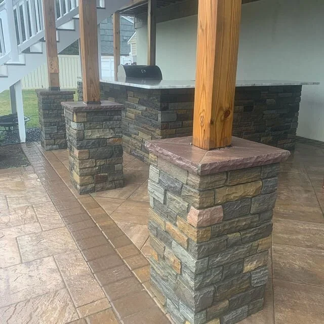 Natural stone veneer by @pangaeanaturalstone on this outdoor kitchen. 18x18 piers with brownwave stone caps. Great material to work with, will be using it more often 👍🏼 #stone #veneer #naturalstone #bbq #mason #outdoorliving #hardscape #masonry #co