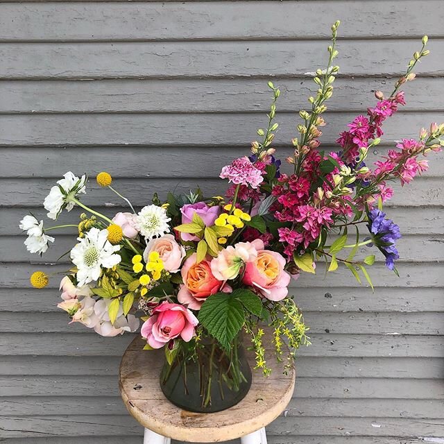 Early summer in a vase 😍Do you see the very first scoop Scabiosa in there? I&rsquo;m pretty excited about those; they&rsquo;re going to be good. 🤗
.
.
.
.
.
#flower #flowers #floral #flowerarrangement #summerflowers #flowerfarm #flowerfarmer #flowe