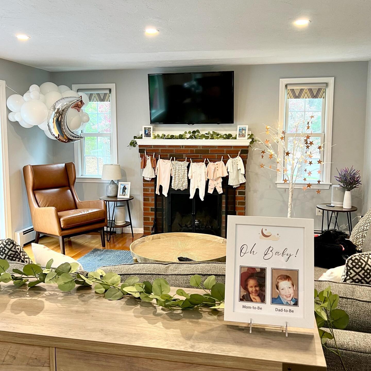 &lsquo;Over the Moon&rsquo; with how this special celestial-themed baby shower came together. 
😍😍😍 

Swipe to see the glowing cloud centerpieces on slide two ➡️ ☁️💕