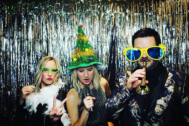 Holiday parties just aren&rsquo;t the same without @retrospectpdx ! Contact us today for customized photobooths to fit your party&rsquo;s theme! Thank you for having us @srgpartnership 
#womensupportingwomen #portlandbusiness #businesswoman  #photogr