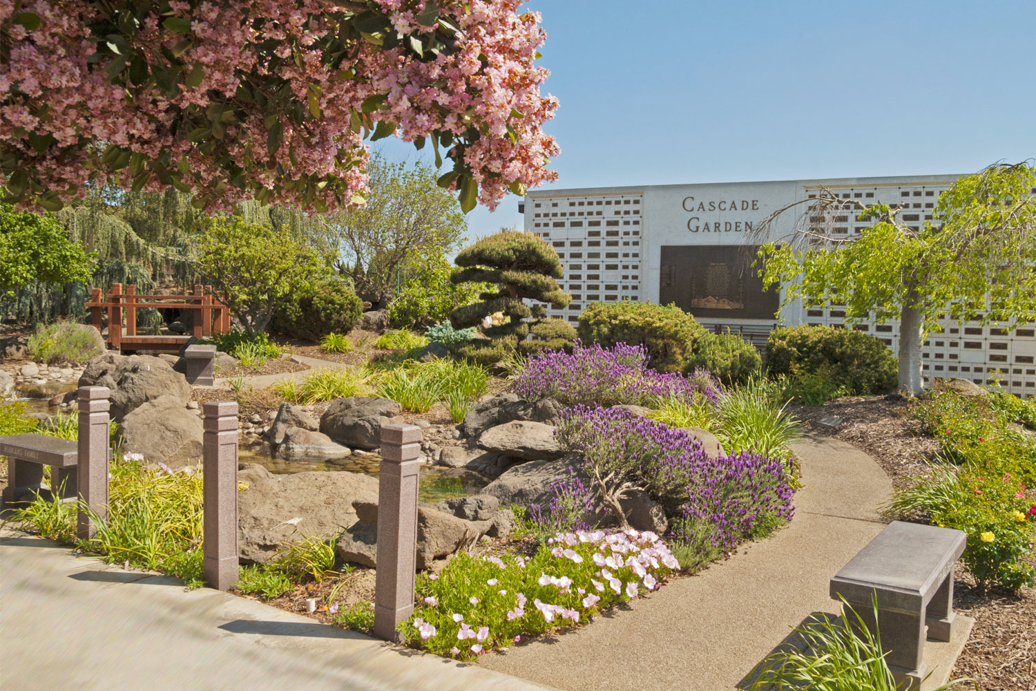 Cascade Garden Small Posts