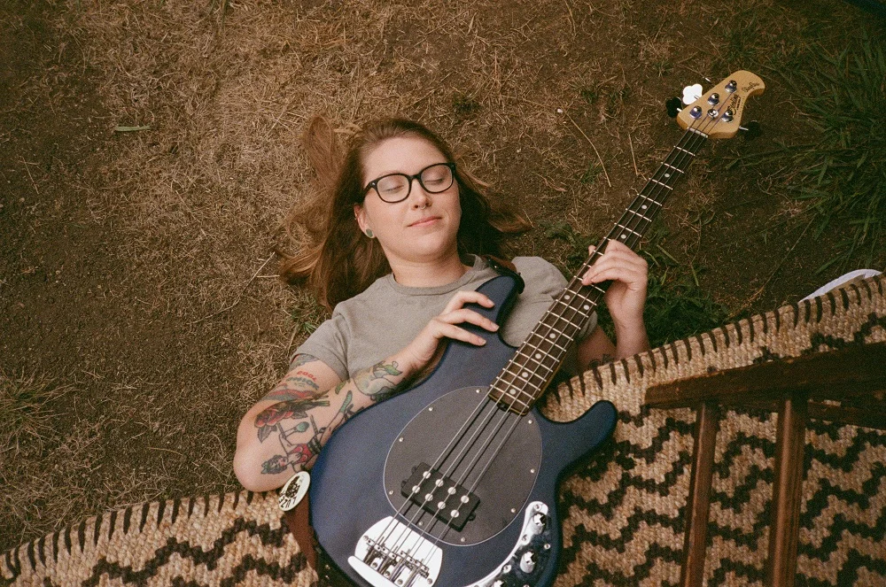 Amy and bass; press photo.