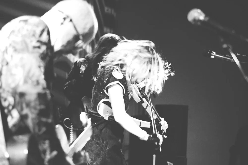 Everyone is Dirty live; photographed by Elsa Tanoukhi.