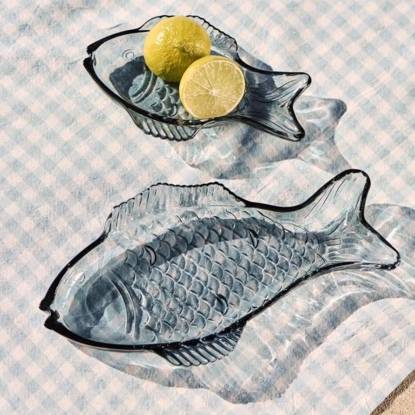 IB Laursenin lasinen kalakulho on t&auml;ydellinen lis&auml; kes&auml;n kattauksiin! 🐟
Tarjoile vieh&auml;tt&auml;v&auml;st&auml; kulhosta silli&auml;, kalaa, salaattia tai vaikka herkullista tapasta. Lis&auml;&auml; kotiin tai m&ouml;kille ripaus m