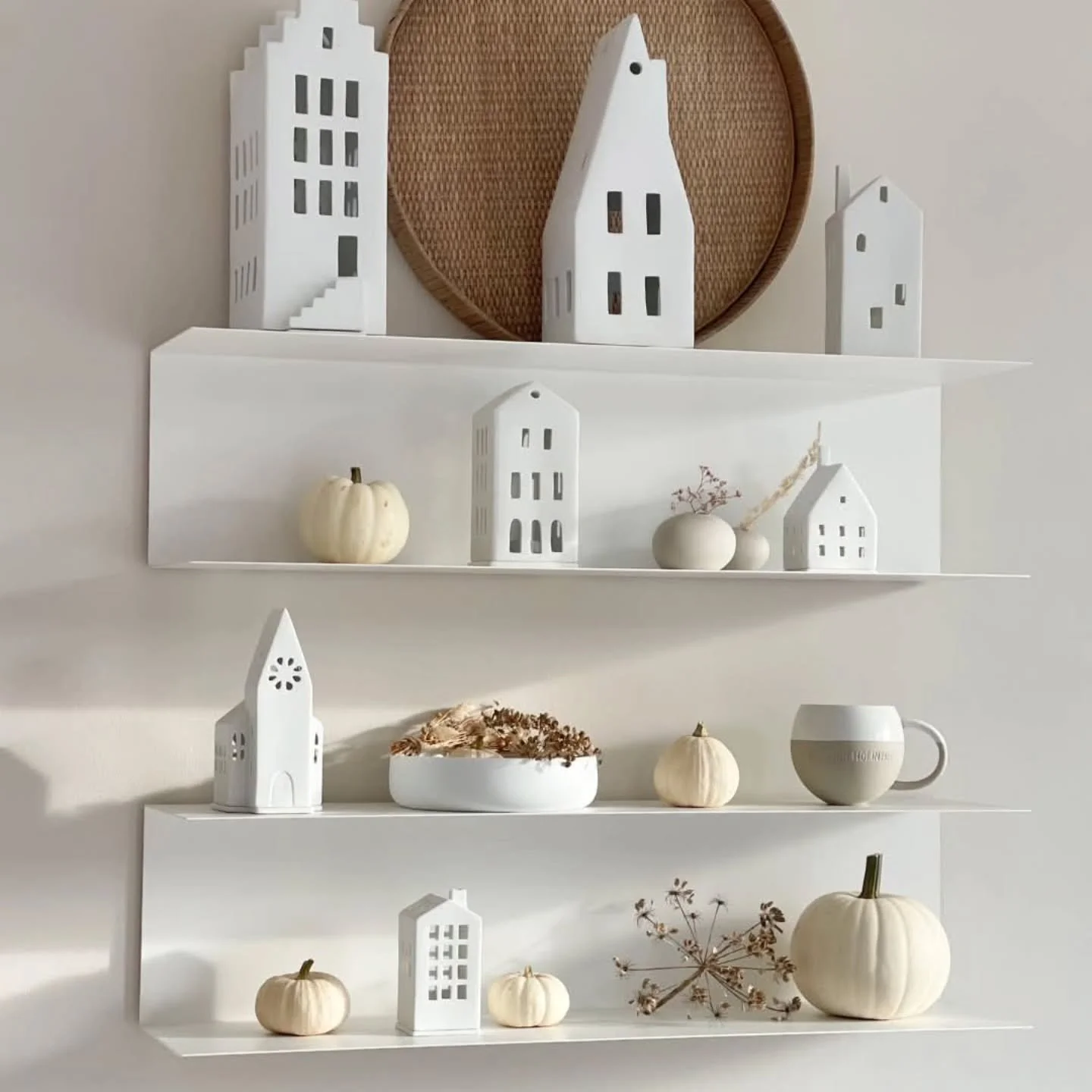 R&auml;derin talolyhdyt ovat pieni&auml; taideteoksia, jotka tuovat satumaista tunnelmaa ja l&auml;mmint&auml; valoa! Luo oma kyl&auml;si ajattoman kauniilla talolyhdyill&auml;! ✨

R&auml;der talolyhty alkaen 21,95&euro;

#hyggeandmoreofficial #hygge