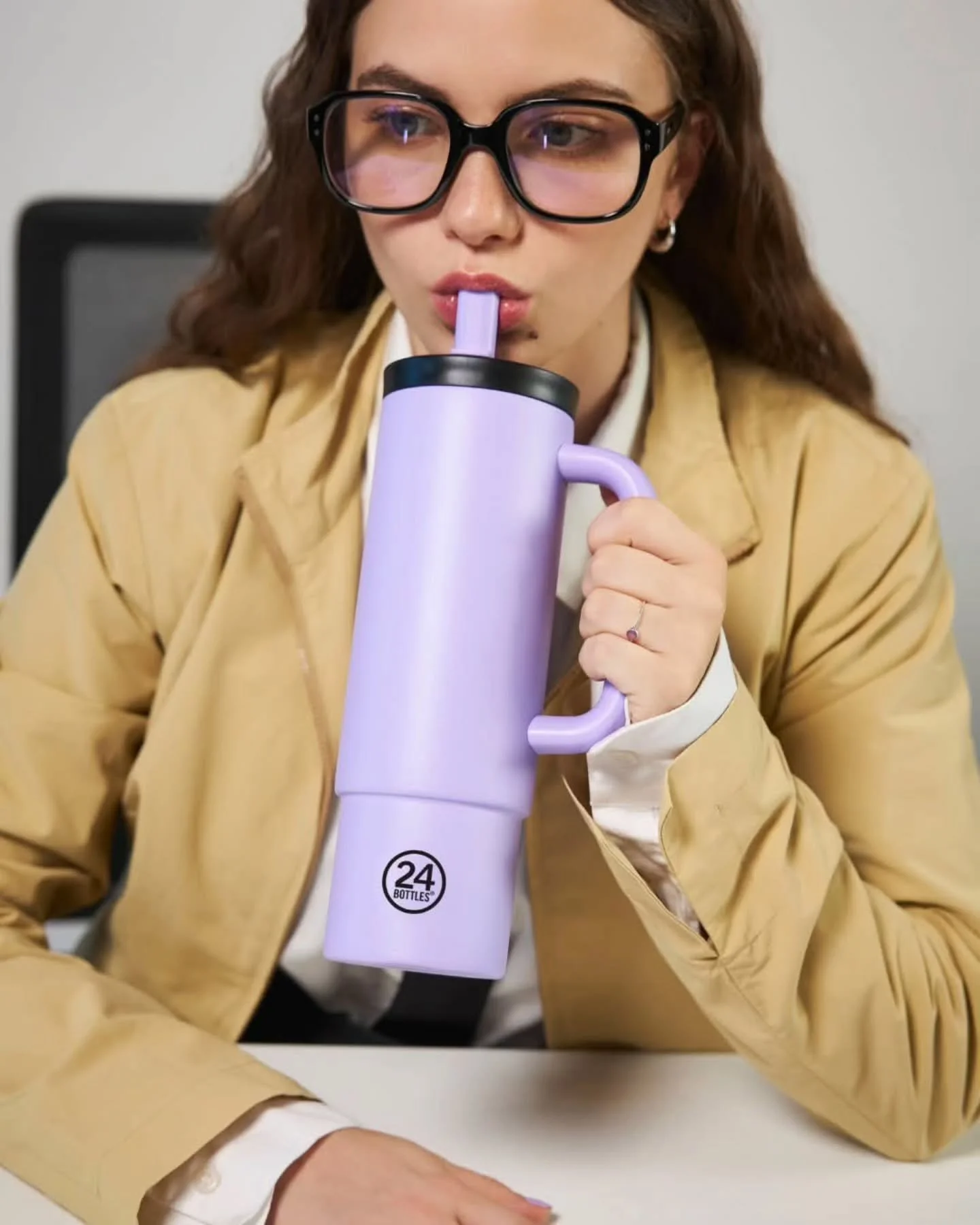 Etsitk&ouml; t&auml;ydellist&auml; juomapulloa arkeen, treeneihin ja t&ouml;ihin? Uusi tyylik&auml;s ja kest&auml;v&auml; 24Bottles termosmuki on vuotamaton ja kevyt! Sis&auml;&auml;nrakennetun pillin ansiosta juominen on superk&auml;tev&auml;&auml;!