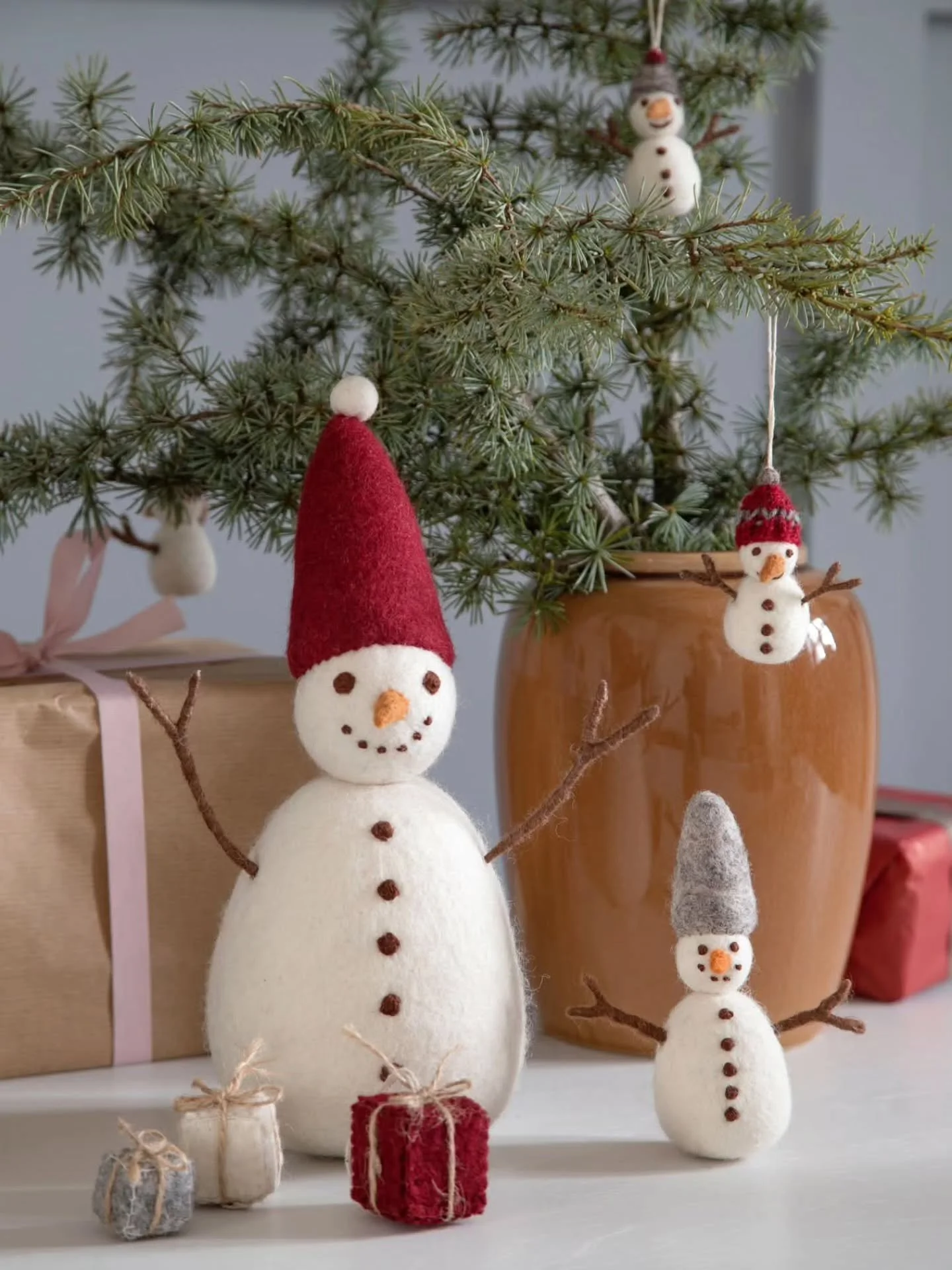 Gry &amp; Sif on tanskalainen yritys, jonka tuotteet valmistetaan k&auml;sity&ouml;n&auml; Nepalissa Reilun kaupan periaattein. Raaka-aineena k&auml;ytet&auml;&auml;n huovutettua villaa. Vastustamattomat lumiukot ja kranssit luovat talvisen tunnelman