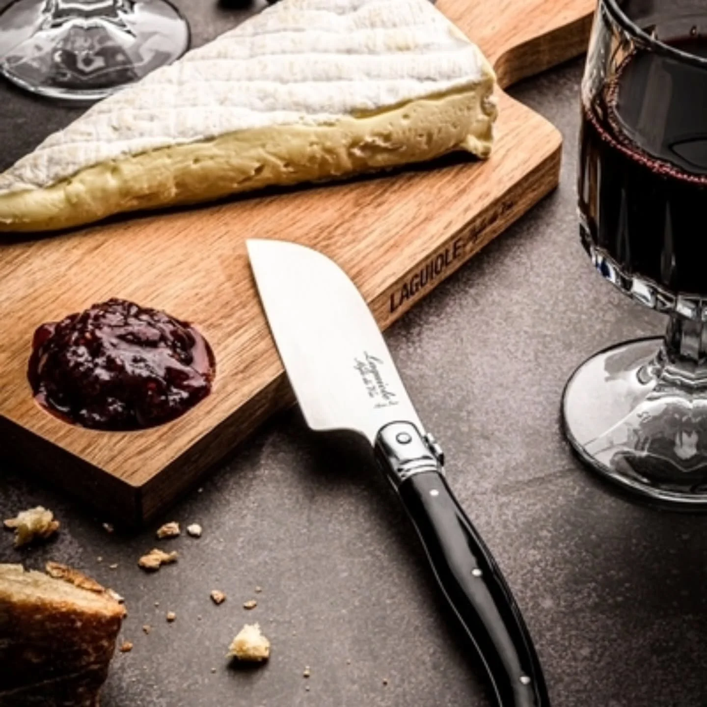 Laguiole Style de Vie -juustosetit ovat tyylik&auml;s valinta joulup&ouml;yt&auml;&auml;n ja lahjapakettiin. Ripaus ranskalaista el&auml;m&auml;ntyyli&auml; tekee t&auml;st&auml; lahjasta varman ilahduttajan! 🎄

Laguiole Style de Vie -juustosetti al